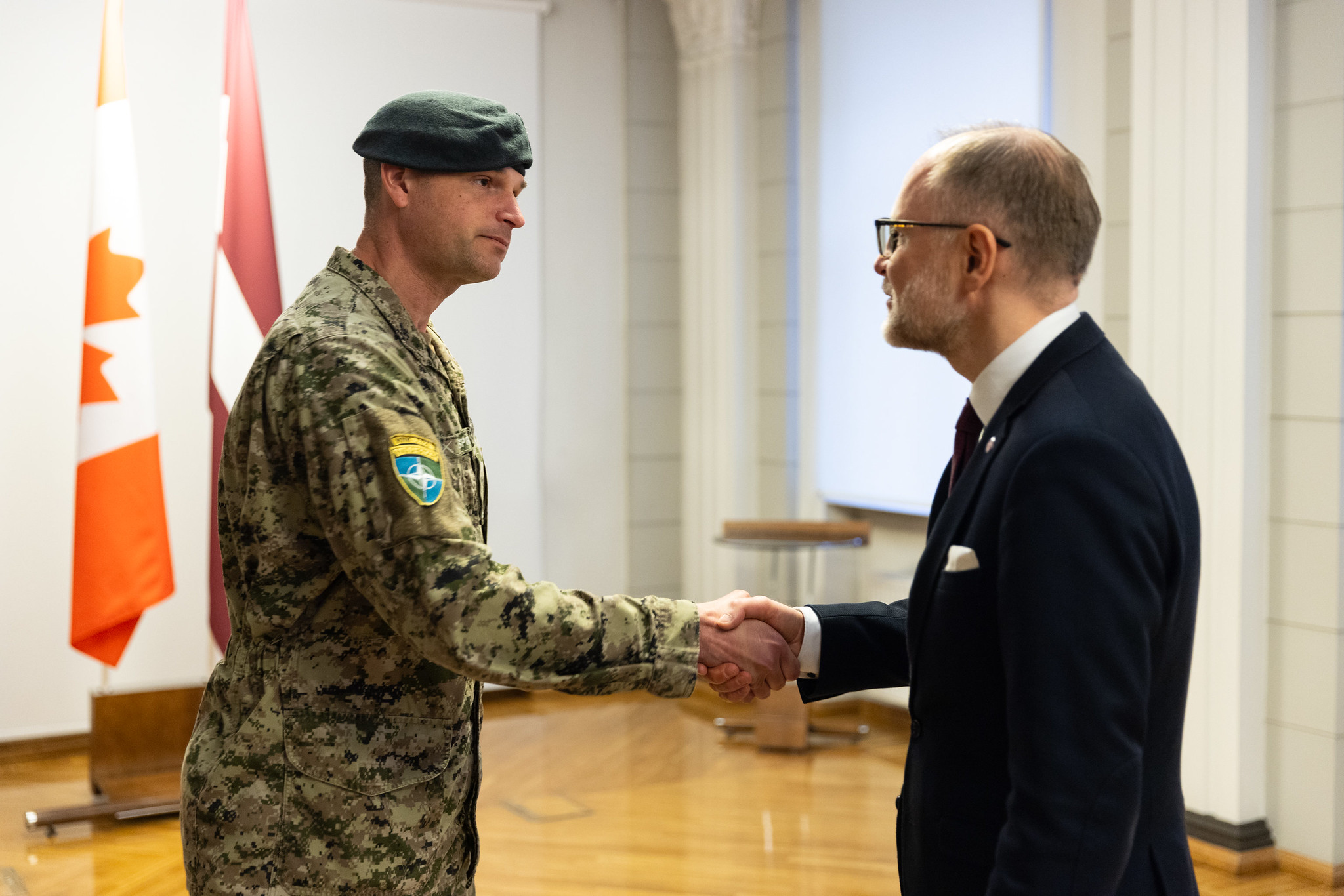 Aizsardzības ministrs tiekas ar NATO daudznacionālās brigādes Latvijā komandieri