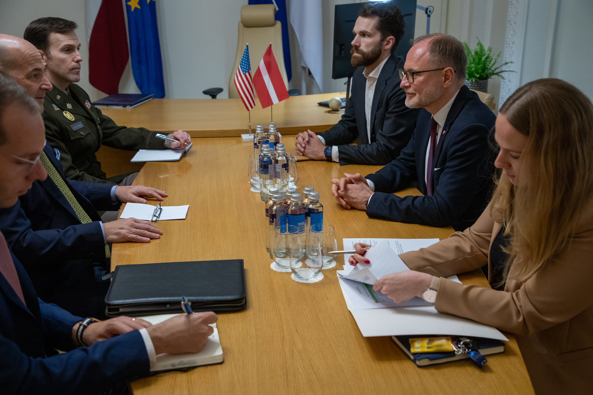 Aizsardzības ministrs tiekas ar ASV vēstnieku Latvijā