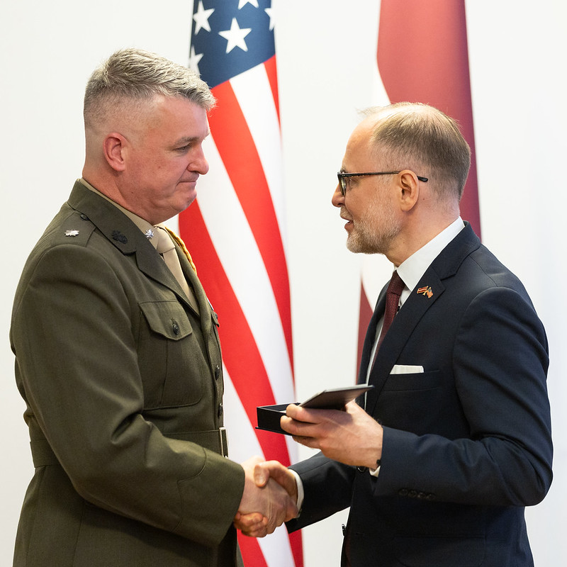 A. Sprūds apbalvo ASV militāro atašeju Latvijā pulkvežleitnantu Šeimusu Kvinu