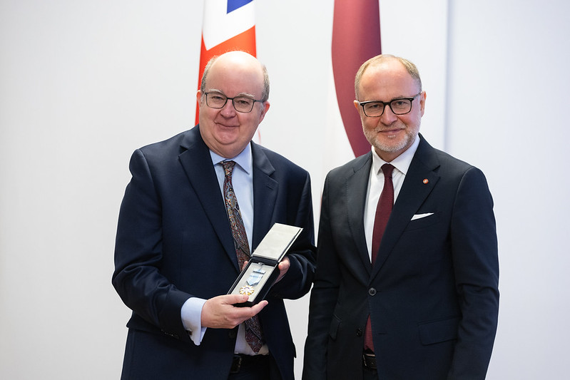 8. jūlijā aizsardzības ministrs Andris Sprūds apbalvoja Lielbritānijas un Ziemeļīrijas Apvienotās Karalistes vēstnieku Latvijā Paulu Brummelu (Paul Brummell) ar aizsardzības ministra apbalvojumu – goda zīmi “Par īpašu ieguldījumu aizsardzības nozares izaugsmē”.