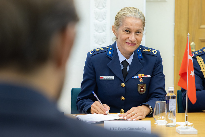 Darbam Latvijā Aizsardzības ministrija akreditēja Turcijas aizsardzības atašeju pulkvežleitnanti Fejzu Gimraoglu (Feyza Gümrahoğlu)