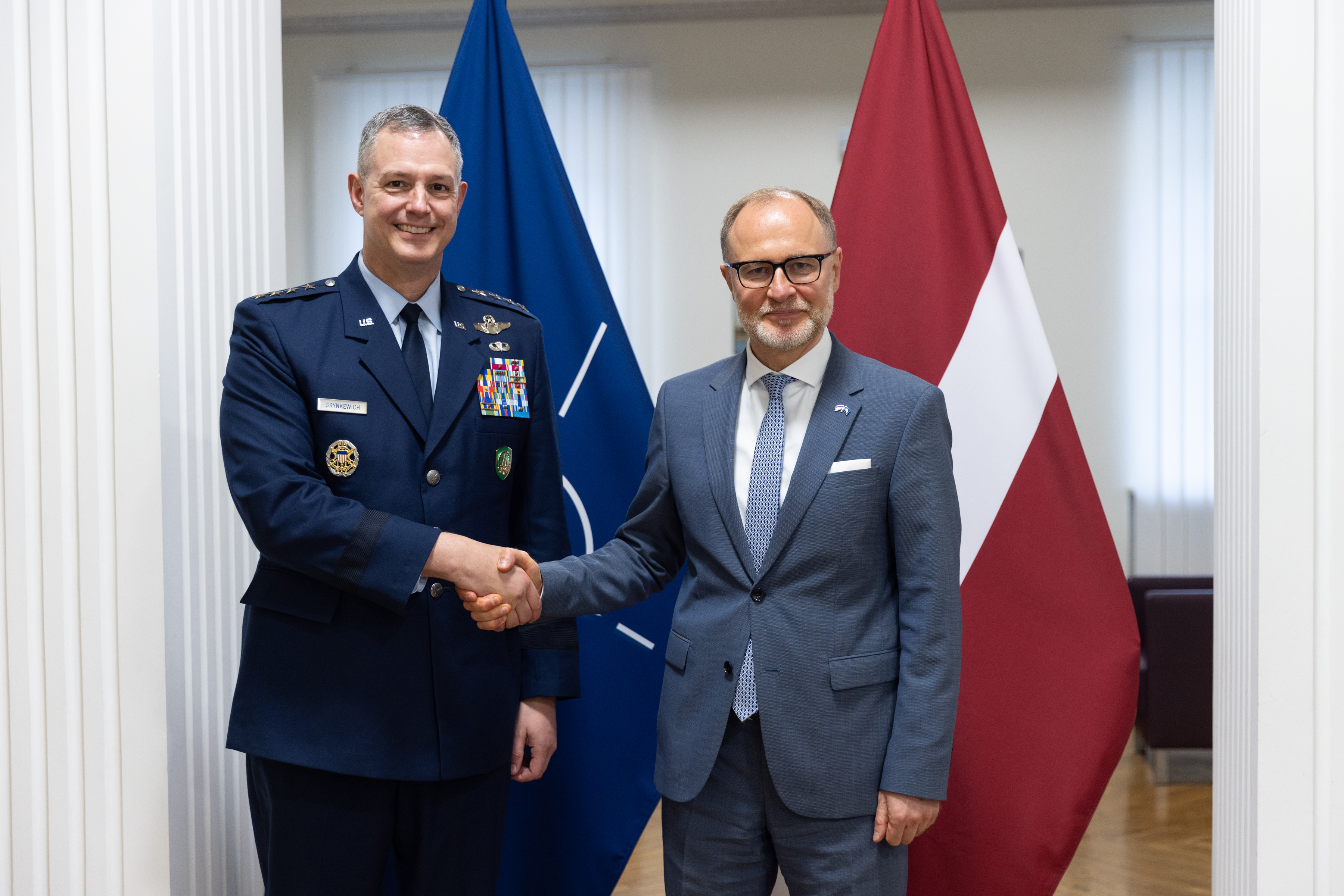 Aizsardzības ministrs Andris Sprūds šodien tikās ar Sabiedroto spēku virspavēlnieku Eiropā ģenerāli Aleksusu G. Grinkeviču (General Alexus G. Grynkewich)