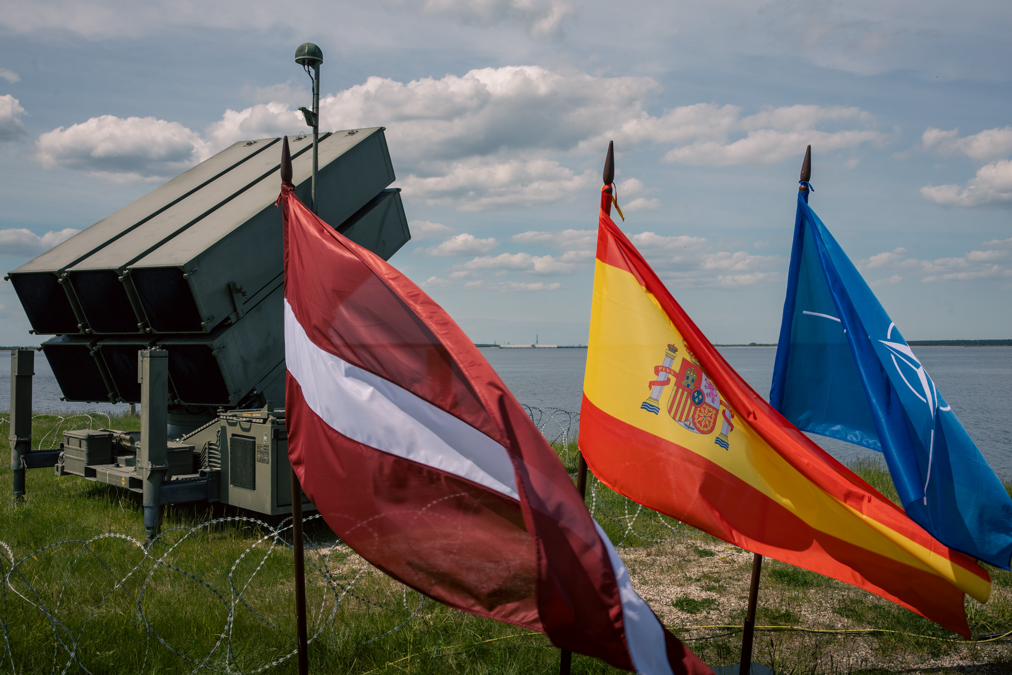 Foto no militārās bāzes Lielvārdē, kur notika Spānijas pretgaisa aizasardzības vienības apbalvošanas ceremonija
