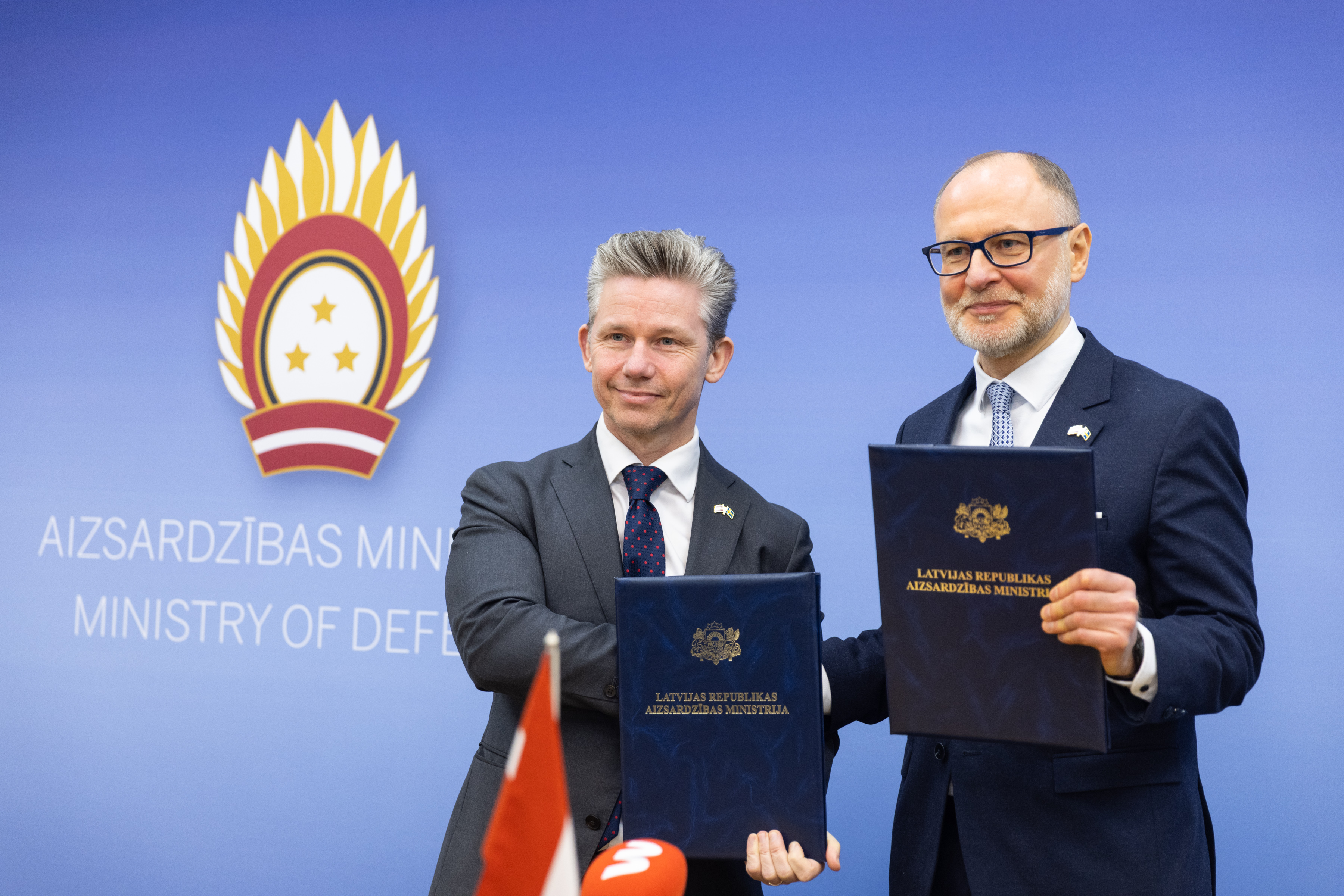 Zviedrija pastiprina militāro klātbūtni Latvijā: parakstīta aizsardzības sadarbības ceļa karte