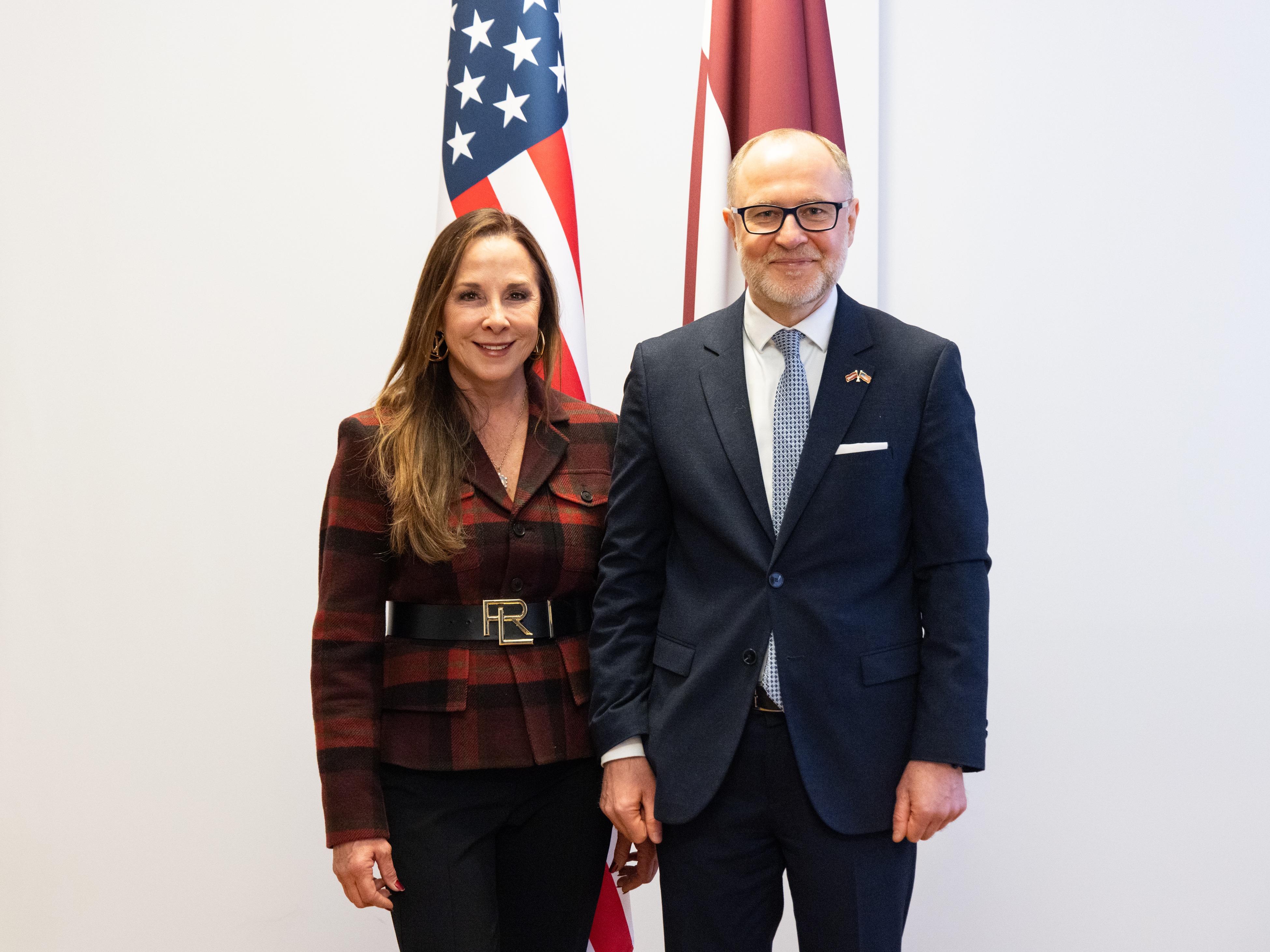 Aizsardzības ministrs iepazīšanās vizītē tiekas ar Amerikas Savienoto Valstu vēstnieci Latvijā