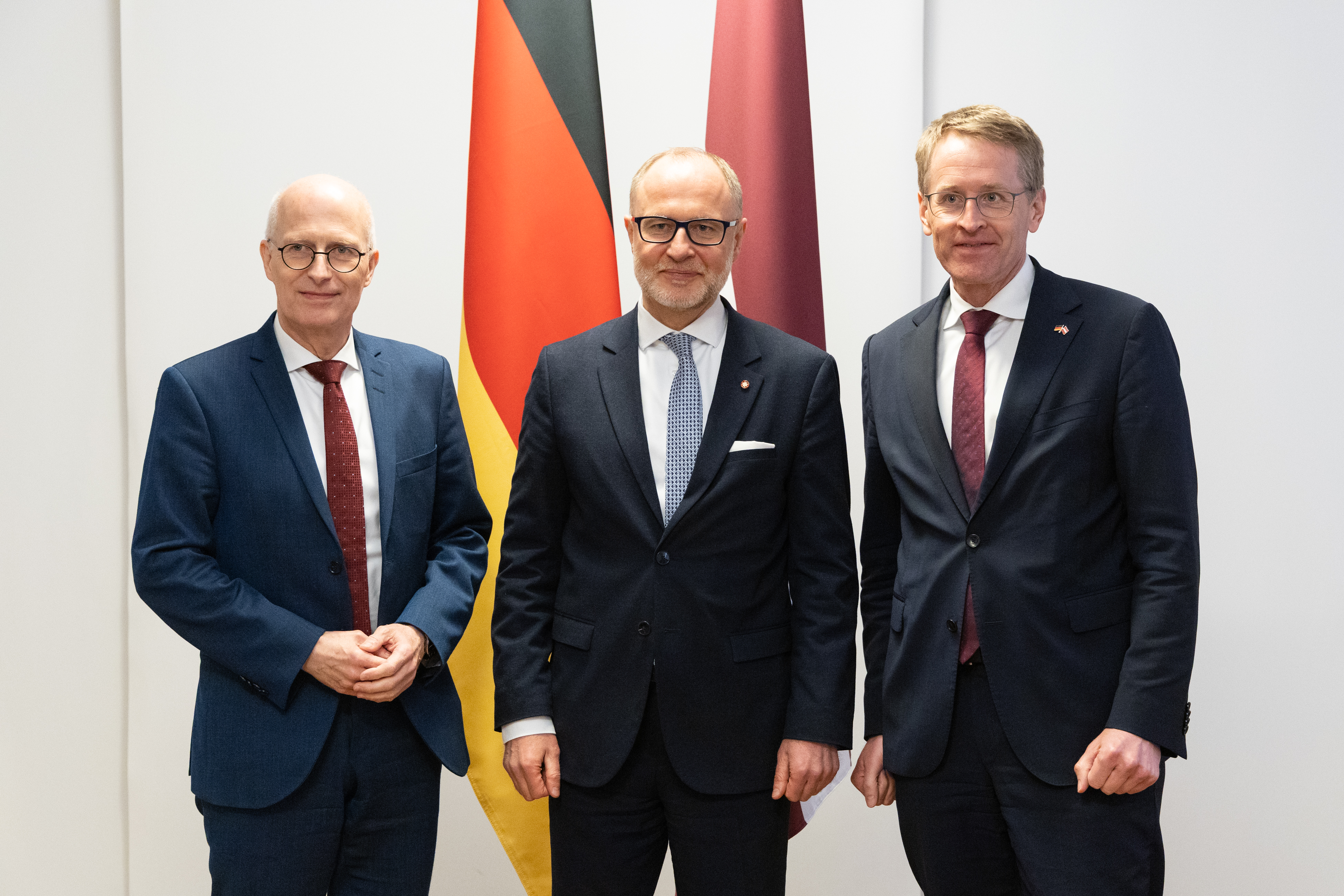 Aizsardzības ministrs Andris Sprūds tiekas ar Šlēzvigas-Holšteinas federālās zemes Ministru prezidentu Danielu Ginteru (Daniel Günther) un Brīvās un Hanzas pilsētas Hamburgas Pirmo birģermeistaru Dr. Pēteru Čenčeru (Peter Tschentscher)