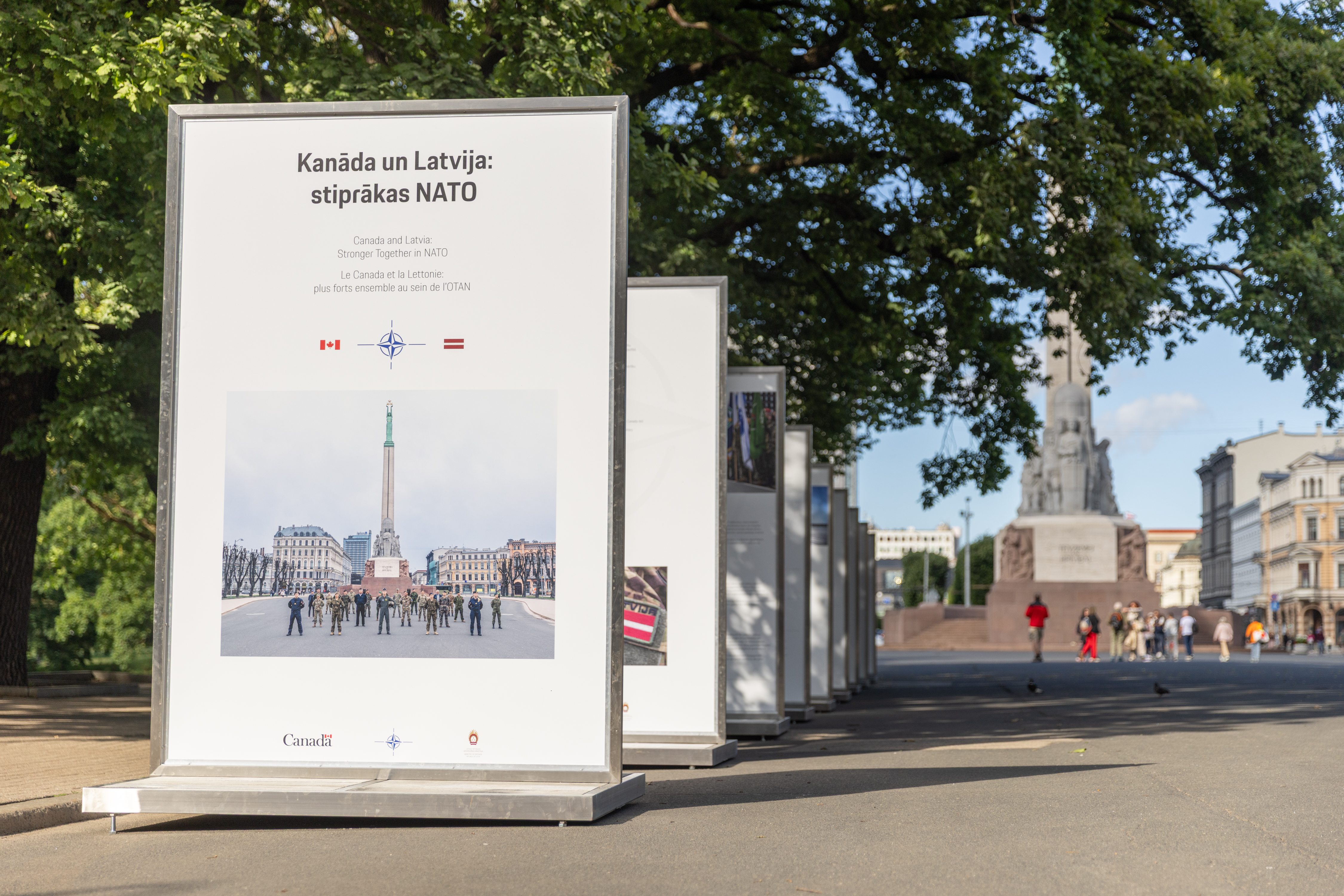 Brīvdabas fotoizstāde, kas veltīta Kanādas un Latvijas ciešajai partnerībai