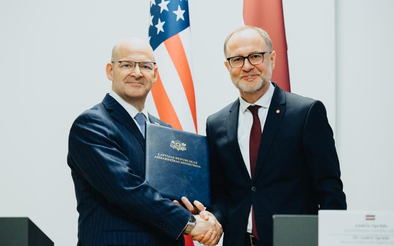 Aizsardzības ministrs Andris Sprūds un ASV vēstnieks Kristofers Robinsons 