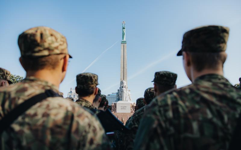 Valsts aizsardzības dienesta karavīri pie Brīvības pieminekļa 